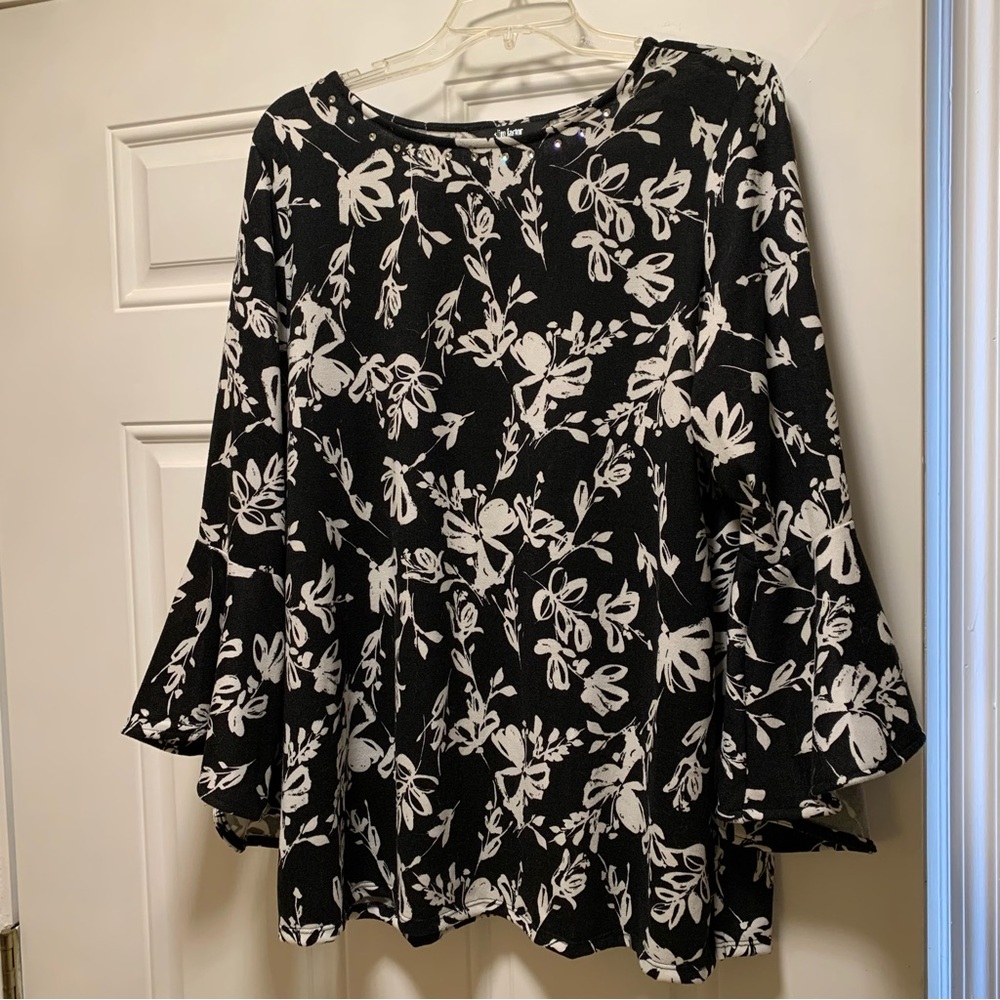Slim Factor by Investments Black and White Tunic with Flutter Sleeves